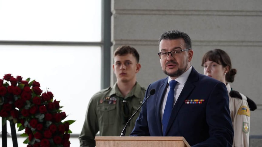 Очільник Українського інституту національної пам’яті Олександр Алфьоров під час церемонії ексгумації праху Андрія Мельника і Софії Федак-Мельник