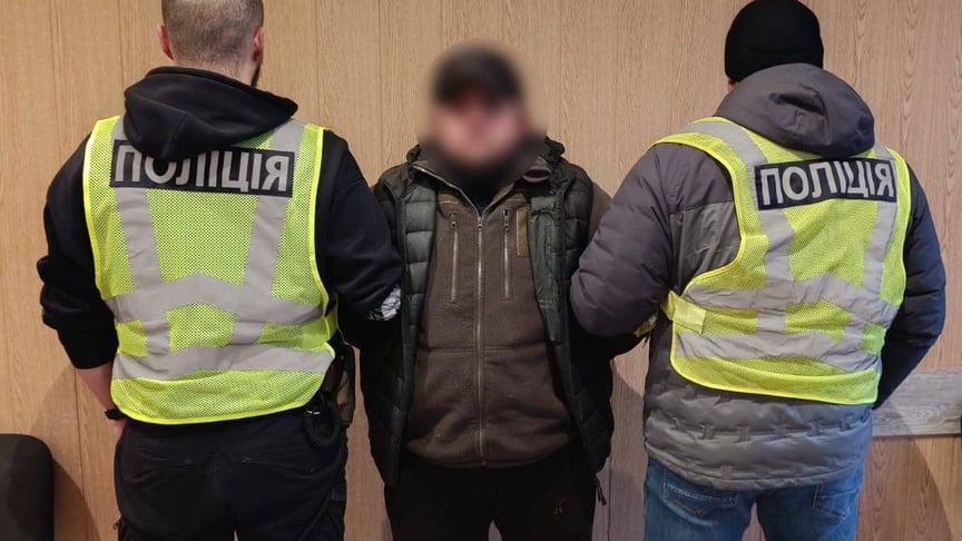 Правоохоронці знайшли іноземця, який танцював на меморіалі пам’яті захисників у Києві