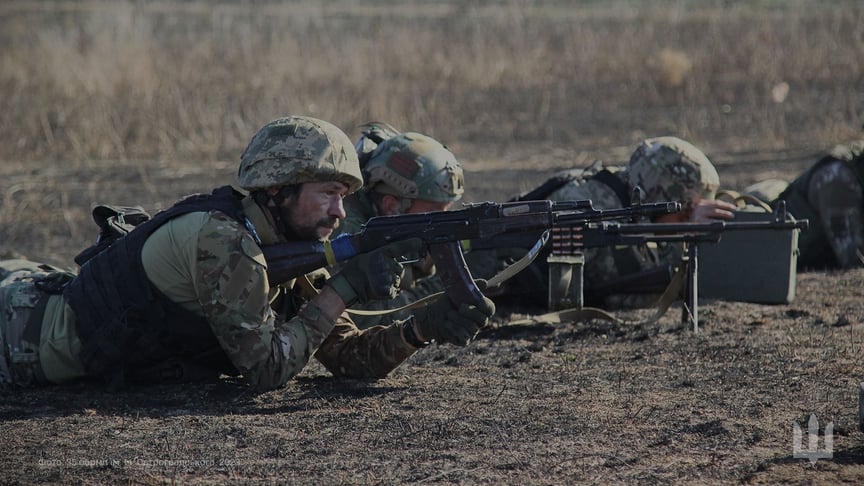 Украинские военнослужащие на поле боя. Иллюстративное фото