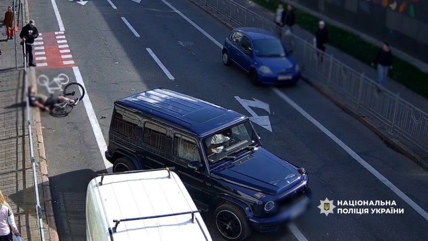 Водій Mercedes їде з місця події після побиття велосипедиста у Києві