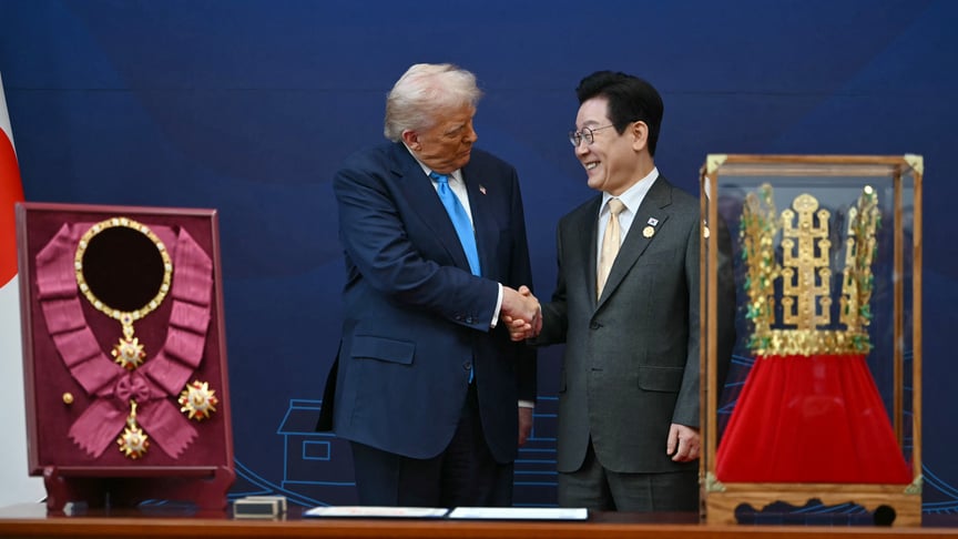 Південна Корея зустріла Трампа із золотою короною. Йому вручили найвищу нагороду країни