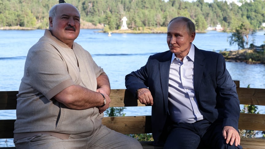 глави рф та білорусі володимир путін та Олександр Лукашенко розмовляють під час відвідування каплиці Валаамської ікони Божої Матері на острові Світлий в Ладозькому озері, 26 липня 2024 року