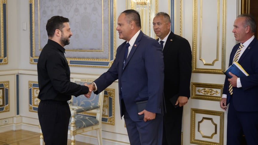 Президент України Володимир Зеленський під час зустрічі з віцепрезидентом компанії Raytheon Джозефом Деантоною