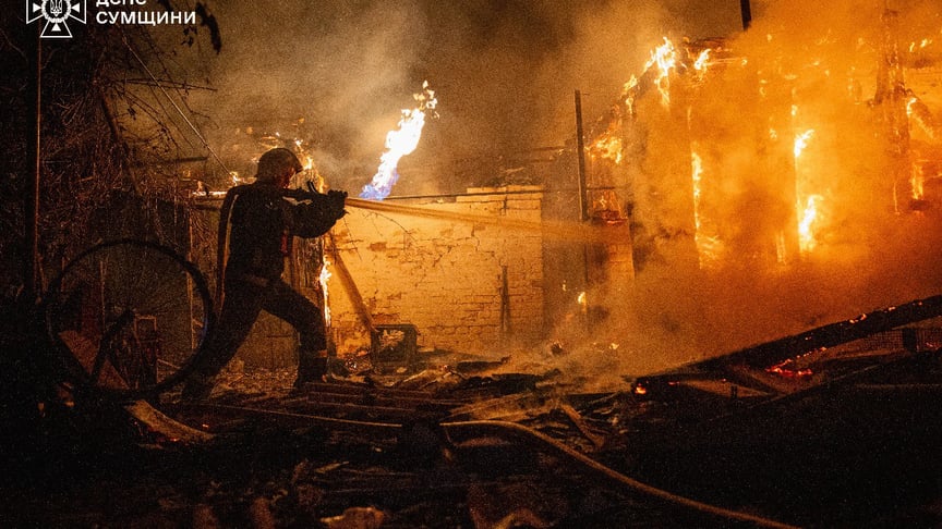 Рятувальники гасять пожежу після російських обстрілів на Сумщині, 25 серпня 2025 року