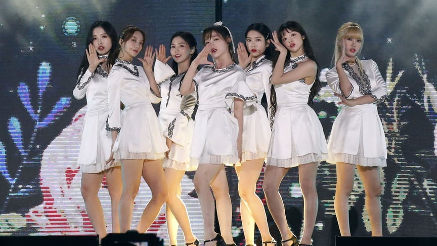 Південнокорейський жіночий гурт OH MY GIRL виступає на щорічному великому концерті K-pop, Сеул, Південна Корея, 18 травня 2019 року