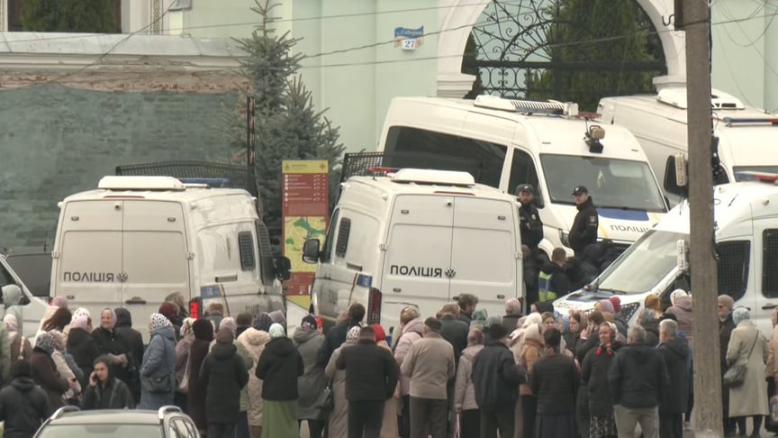 Віряни УПЦ МП стоять перед брамою Успенського собору у Володимирі, яку заблокувала поліція