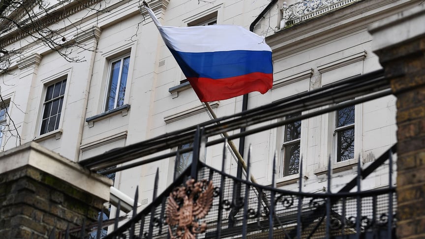 Російський прапор на будівлі консульства в Лондоні, Велика Британія, 14 березня 2018 року