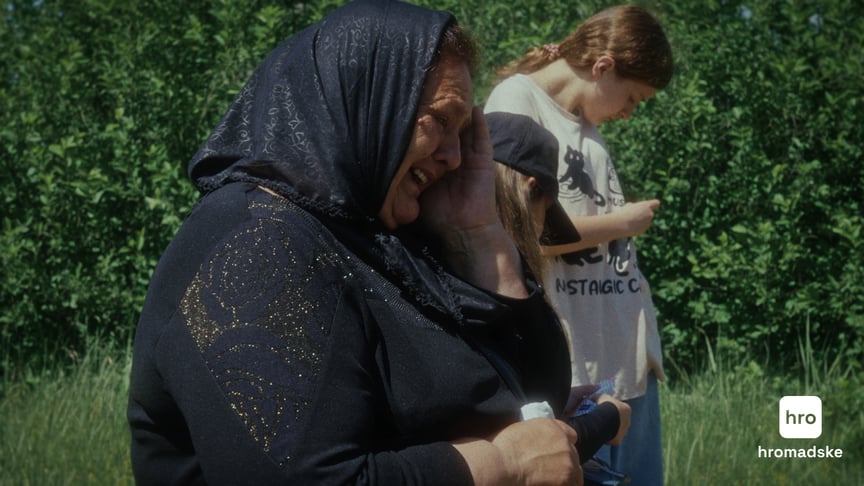 Мати загиблого військового голосить на кладовищі у Сварицевичах, що на Рівненщині