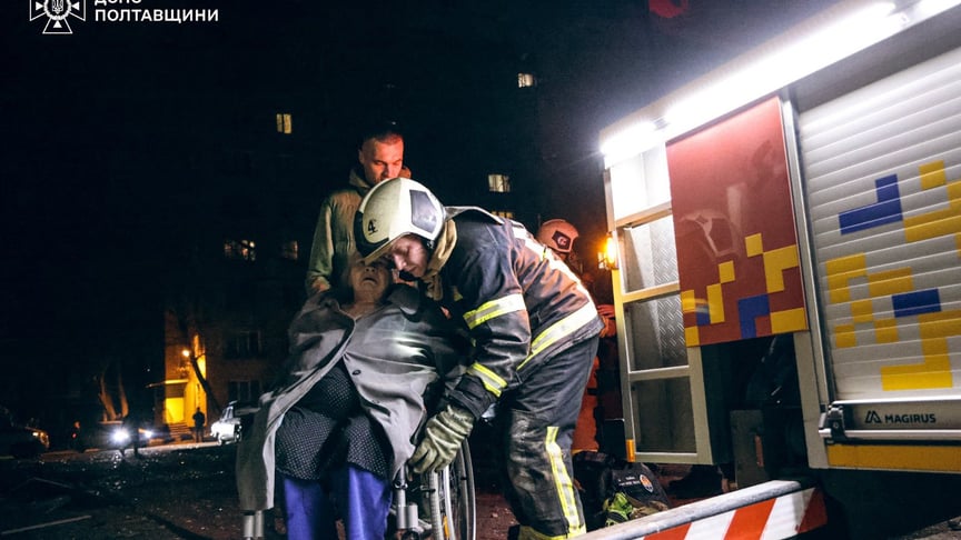 Рятувальники працюють на місці російської атаки в Полтавському районі