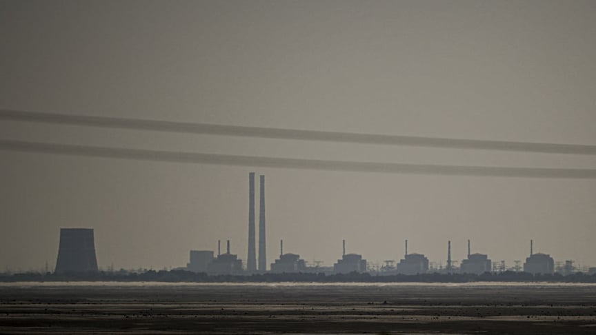 Краєвид на Запорізьку АЕС з Нікополя, що за 7 кілометрів від станції у Дніпропетровській області