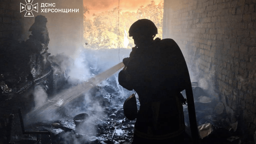 Иллюстративное фото. Спасатели во время тушения пожара в Херсонской области после российской атаки, 18 сентября 2026 года