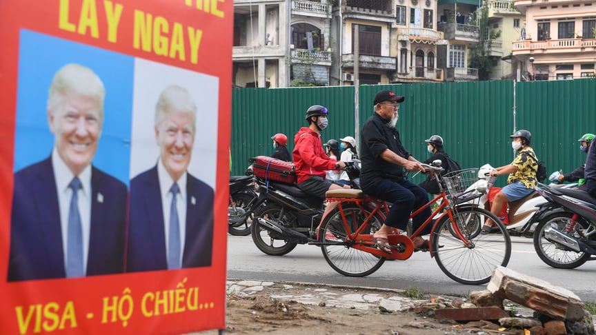 Чоловік проїжджає на велосипеді повз рекламний стенд із зображенням президента США Дональда Трампа в Ханої, 24 листопада 2020 року