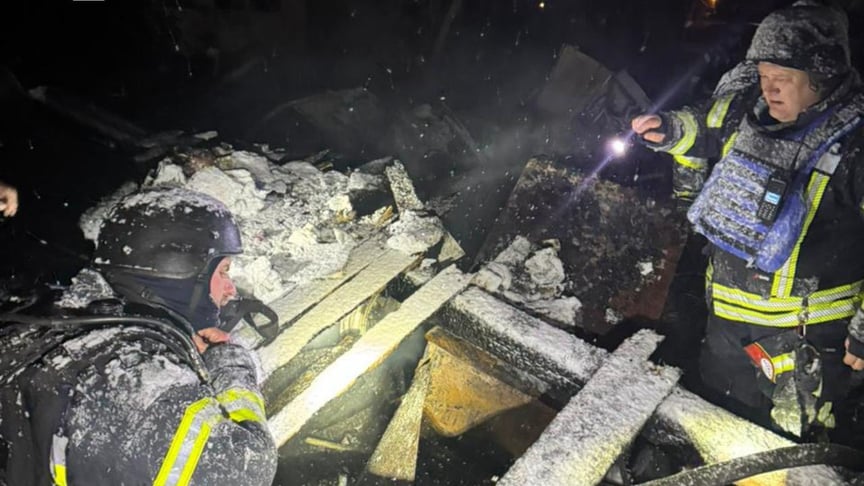 В Киевской области спасатели достали из-под завалов целую семью