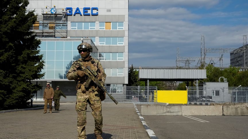 російський військовослужбовець стоїть на охороні біля Запорізької АЕС, 1 травня 2022 року