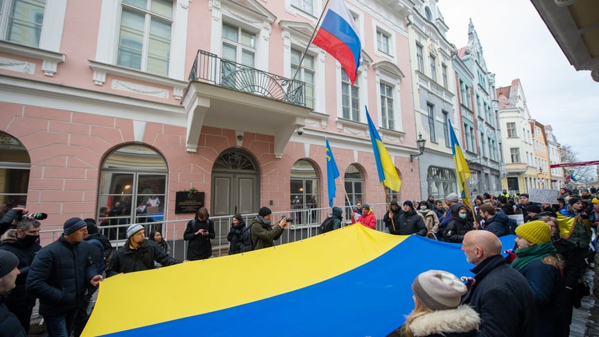 Ілюстративне фото. Український прапор біля російського посольства у Таллінні, 24 лютого 2022 року