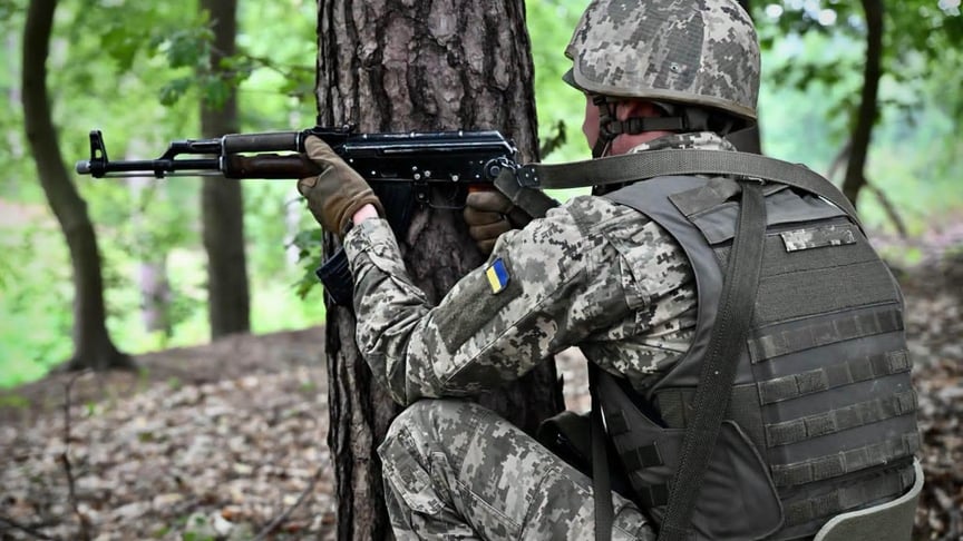 Український військовий на тренуваннях у Польщі Ілюстративне фото. Український військовий на тренуваннях у Польщі