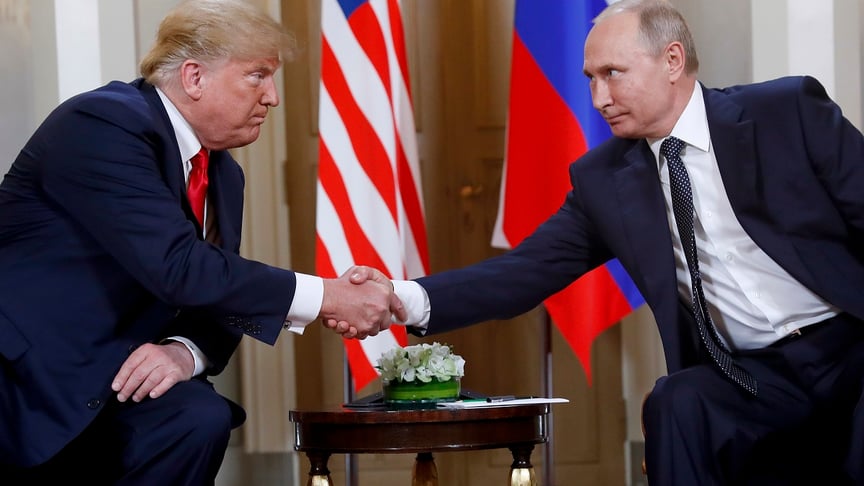 Ілюстративне фото. Президент США Дональд Трамп та глава рф володимир путін тиснуть одне одному руки на початку зустрічі в Гельсінкі, Фінляндія, 16 липня 2018 року