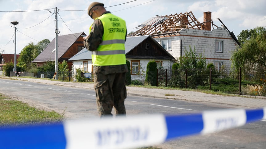 Поліція та військові оглядають пошкодження будинку, зруйнованого уламками збитого російського безпілотника, у селі Вирики-Воля, Польща, 10 вересня 2025 року Поліція та військові оглядають пошкодження будинку, зруйнованого уламками збитого російського безпілотника, у селі Вирики-Воля, Польща, 10 вересня 2025 року