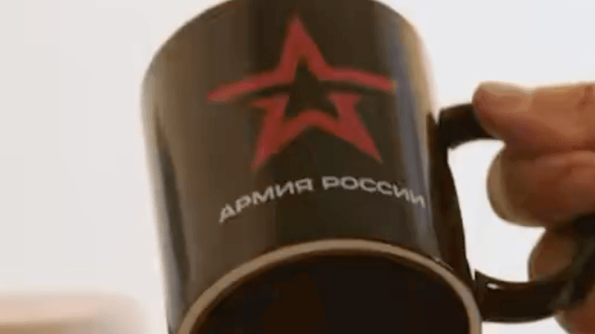 Чашка з написом «Армія росії», яку помітили в офісі політика AfD Чашка з написом «Армія росії», яку помітили в офісі політика AfD