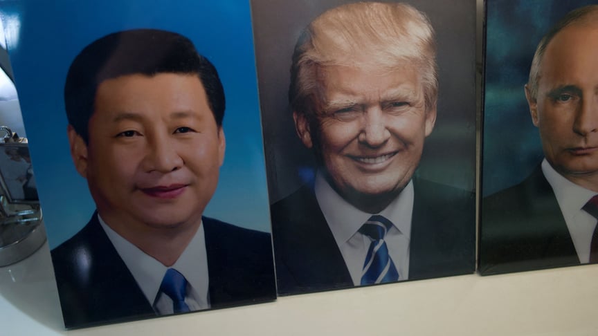 Ілюстративне фото. Фото глави Китаю Сі Цзіньпіна, президента США Дональда Трампа та глави росії володимира путіна виставлені у фотоательє в Пекіні, 17 квітня 2017 року