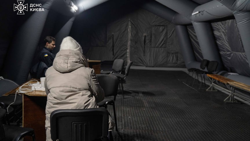 Ілюстративне фото. Жінка сидить у "Пункті Незламності" у Києві