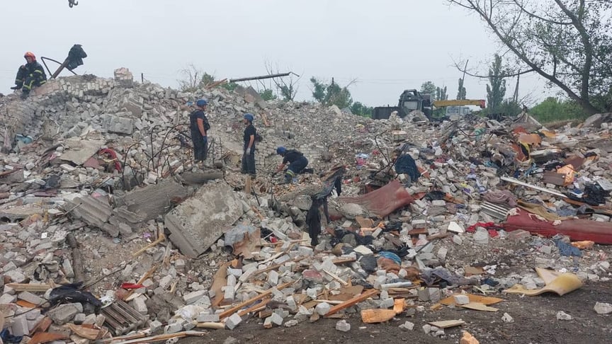 Розбір завалів на місці удару по Часовому Яру
