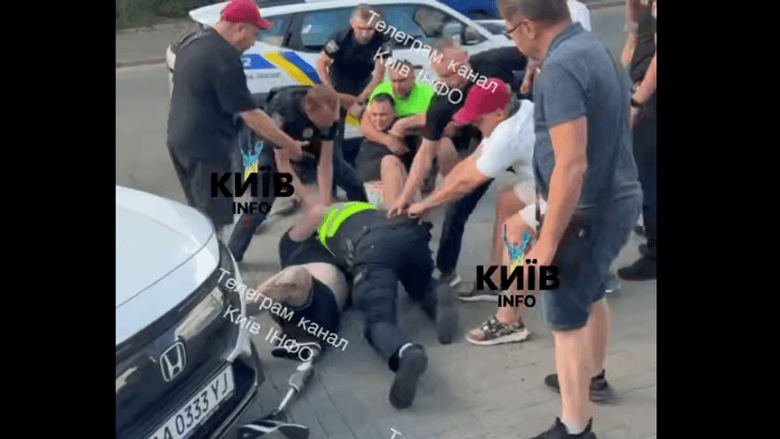 У Києві сталася сутичка за участі патрульних поліціянтів та ветеранів, 24 серпня 2026 року У Києві сталася сутичка за участі патрульних поліціянтів та ветеранів, 24 серпня 2026 року
