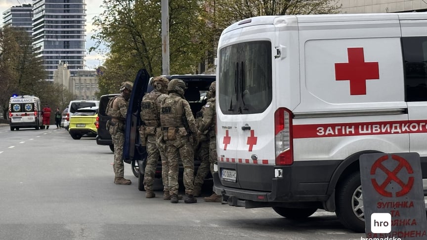 Правоохоронці готуються до штурму супермаркету, в якому зачинився стрілець разом із заручниками