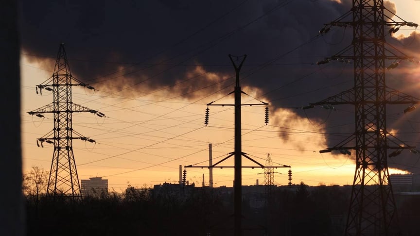 Густий дим над Львовом —  наслідок загоряння шин у цивільних складських приміщеннях, 21 листопада 2025 року