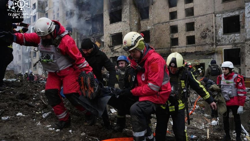 На місці влучання уламків російської ракети в Солом’янському районі Києва 2 січня 2024 року