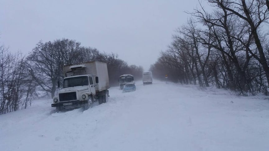 Затор на трасі Маріуполь — Запоріжжя у Нікольському районі біля села Новокраснівка. 