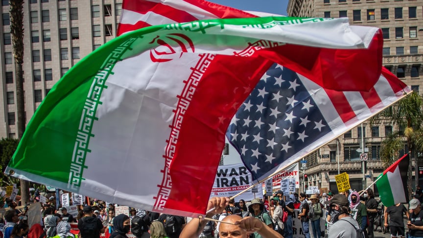 Ілюстративне фото. Прапори Ірану та США під час протестів, 21 червня 2025 року