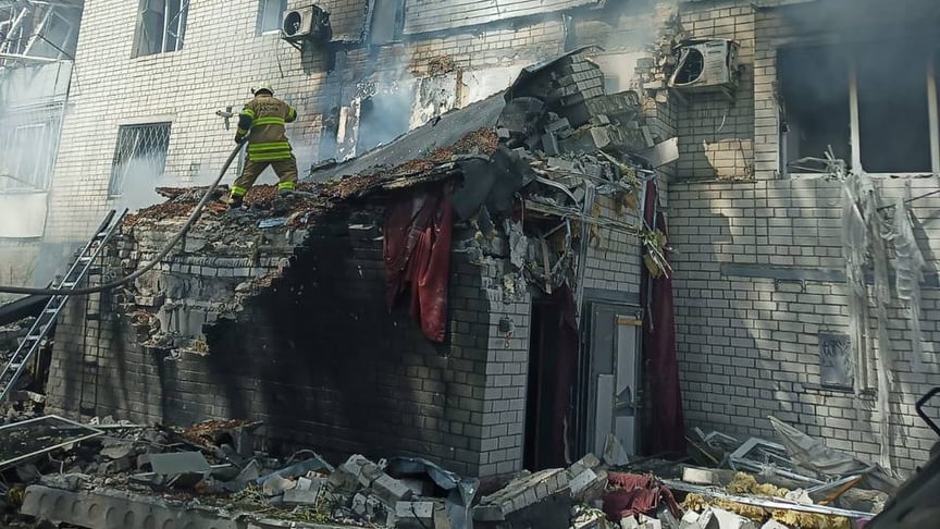 Наслідки російського удару по багатоповерхівці в Чернігові