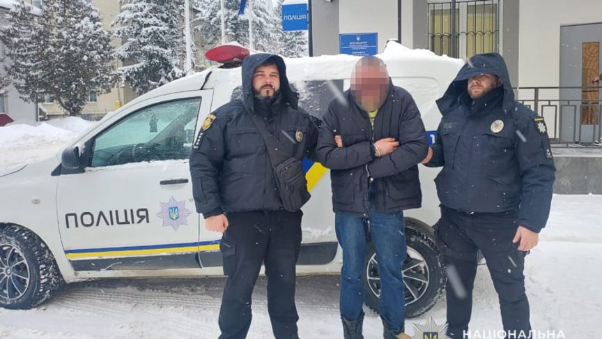 Поліціянти із затриманим чоловіком