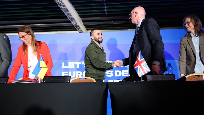 Директор Агенції оборонних закупівель ДОТ Арсен Жумаділов під час підписання меморандуму про співпрацю