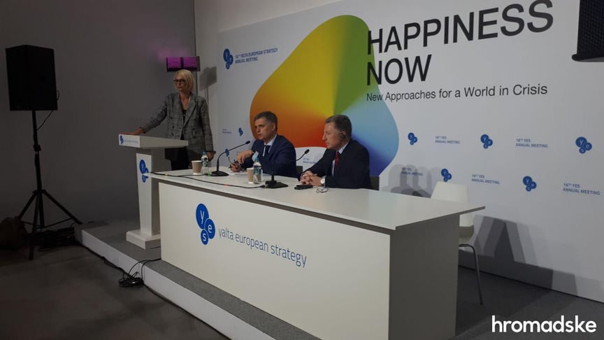 Міністр закордонних справ Вадим Пристайко (по центру) та спецпредставник Держдепу США Курт Волкер на прес-конференції в Києві, 14 вересня 2019 року