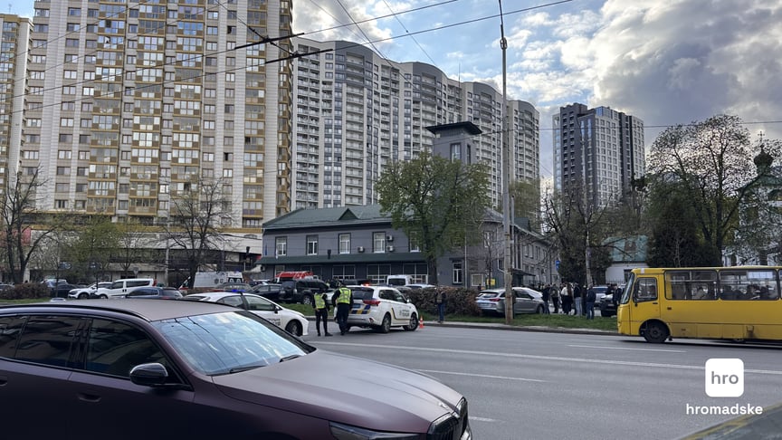 Поліціянти перекрили дорогу в Києві поруч із супермаркетом, у якому зачинився стрілець