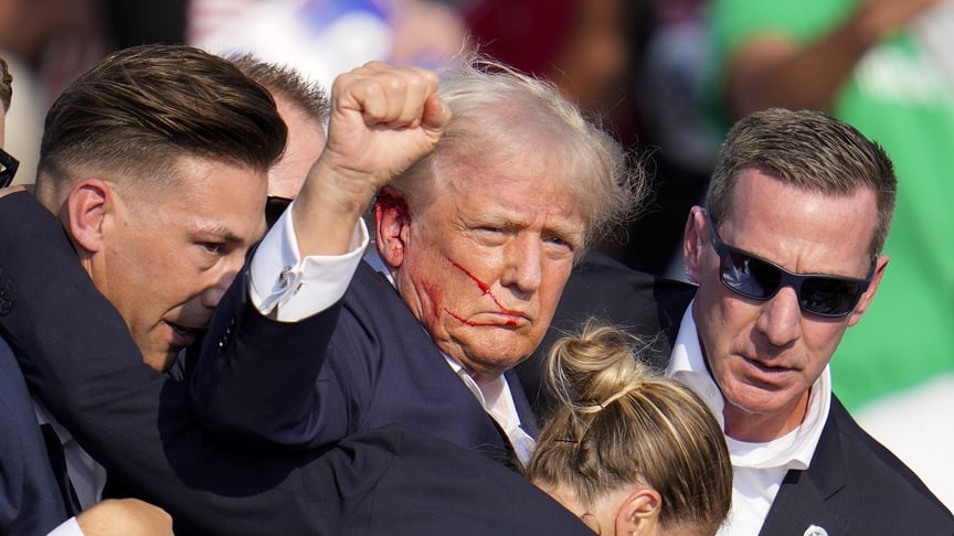 Дональд Трамп на сцені в Батлері після пережитого замаху на вбивство