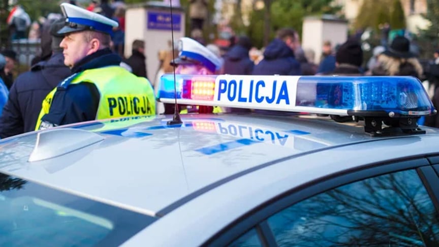 Поліція на вулиці біля поліційної машини