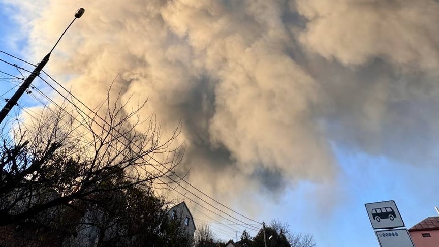 Після російського обстрілу у Львові зайнялася пожежа, 19 листопада 2025 року