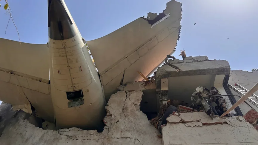 Місце падіння літака Air India в житловому районі поблизу аеропорту Ахмедабада 12 червня 2025 року