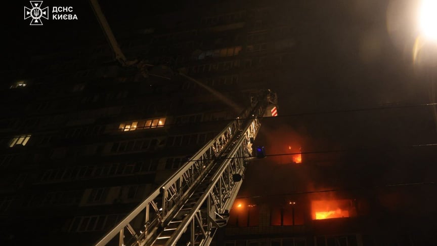 Рятувальники гасять пожежу, що спалахнула внаслідок російського удару по житловому будинку в Києві, 10 жовтня 2025 року