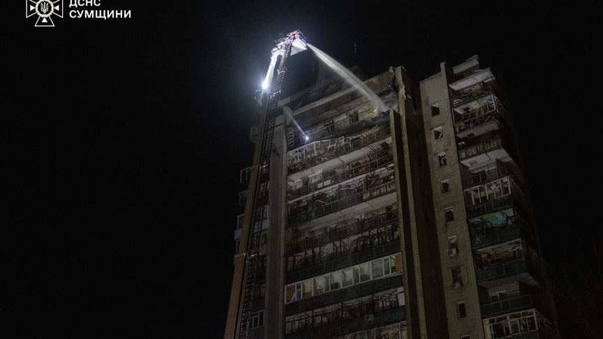 Рятувальники працюють на місці російських обстрілів у Сумах