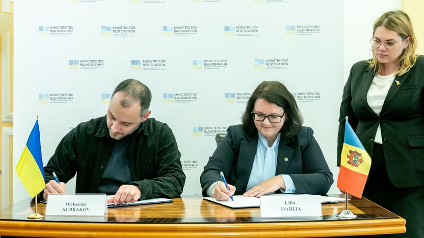 Глава Мінінфраструктури України Олександр Кубраков та міністерка інфраструктури й регіонального розвитку Молдови Лілія Дабіжа підписали угоду про будівництво мосту, 12 червня 2023 року