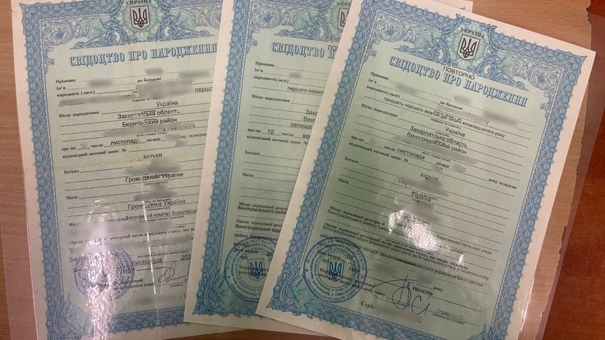 Свідоцтва про народження, які надав 20-річний закарпатець