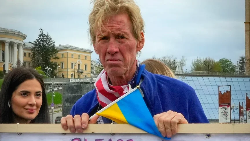Підозрюваний у спробі вбивства Дональда Трампа Раян Веслі Раут бере участь у мітингу в центрі Києва, 30 квітня 2022 року