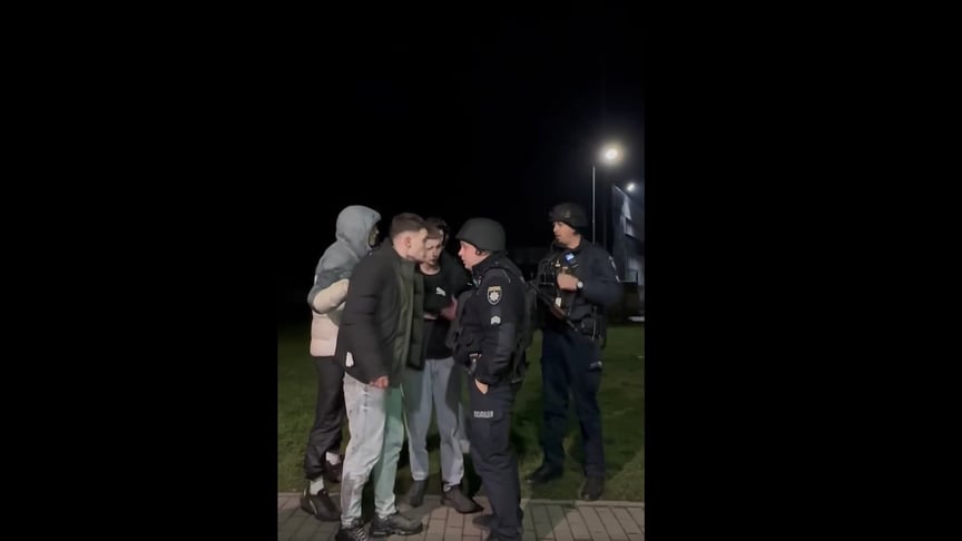 Поліція розмовляє з нападниками