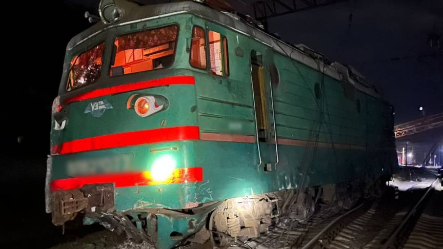 На Харківщині вантажівка зіткнулася з пасажирським поїздом