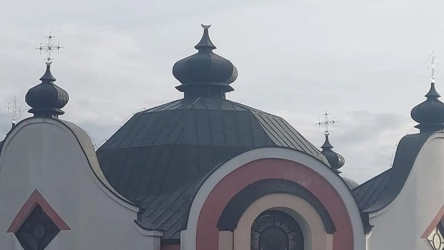 Пошкоджений дах церкви Успіння Пресвятої Богородиці у Легницях