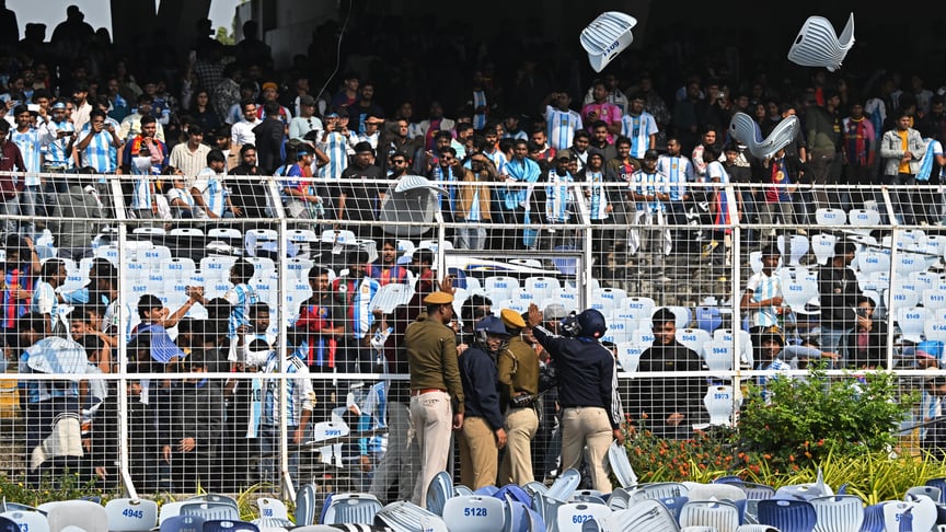 Фанати в Колкаті шпурляють сидіння на стадіоні після візиту Ліонеля Мессі Фанати в Колкаті шпурляють сидіння на стадіоні після візиту Ліонеля Мессі